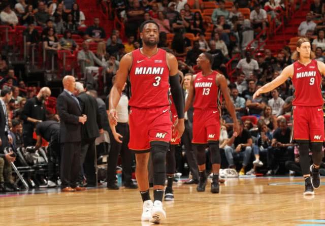 NBA凯尔特人加时争议三分绝杀雄鹿终结七连胜登顶引热议